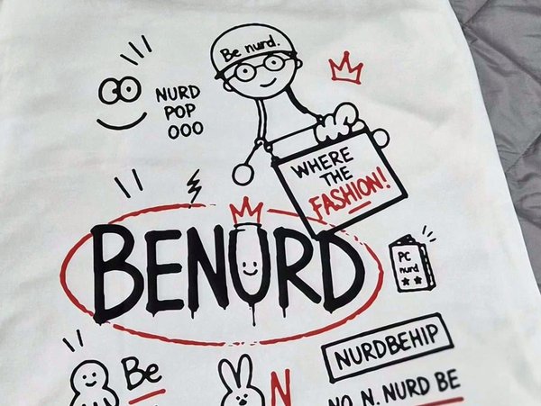BENURD 첫 티셔츠 실물 — 흰 면티에 검정과 빨강으로 프린트한 낙서