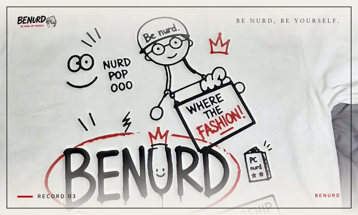 BENURD 첫 티셔츠 실물 표지 — 흰 면티에 프린트한 BENURD 손글씨 레터링과 비니 쓴 캐릭터