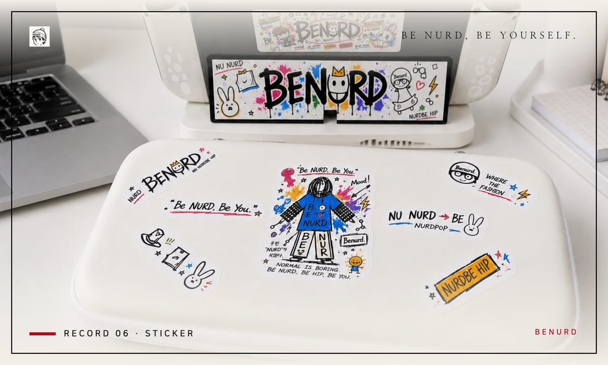 BENURD 스티커를 붙인 게임기와 흰 케이스